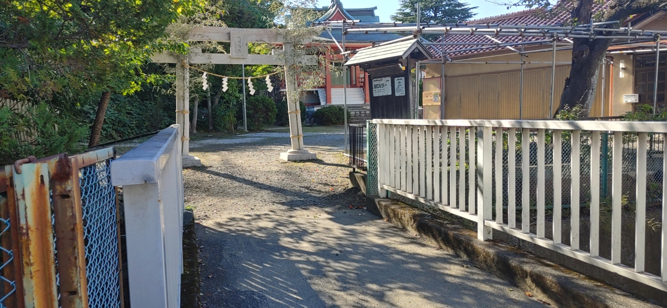 諏訪神社に訪れる