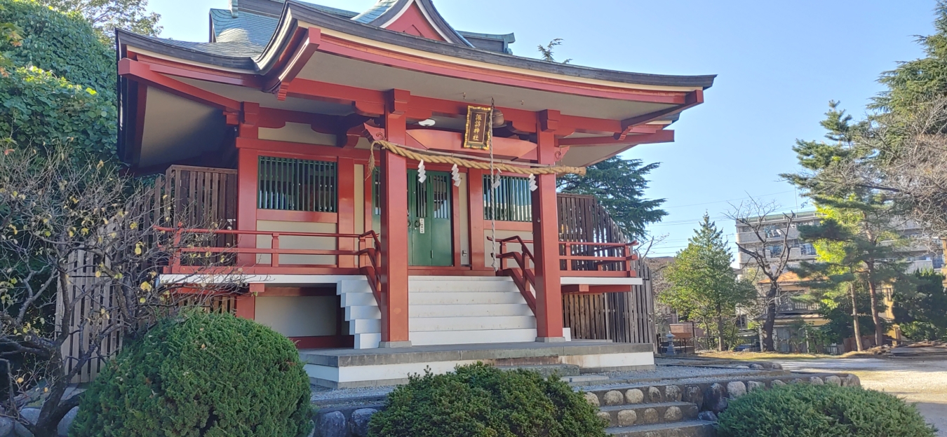 諏訪神社に訪れる