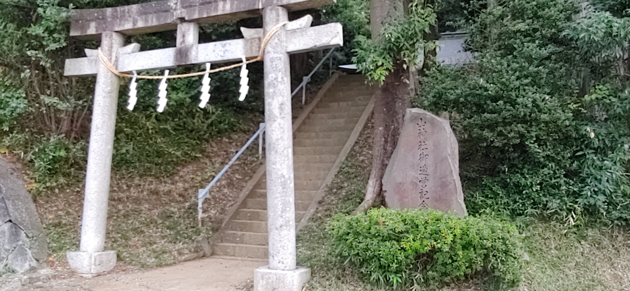 住宅街の一角に山神社　⛩