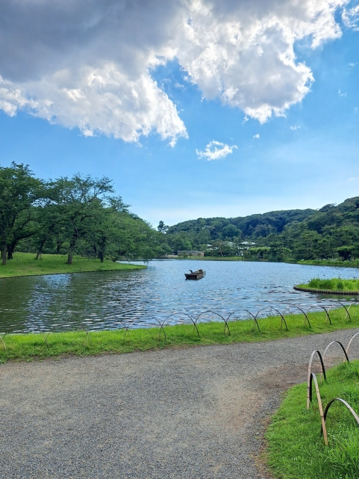 国指定名勝『三渓園』は日本の古建築と自然とが調和された芸術的な日本庭園です。