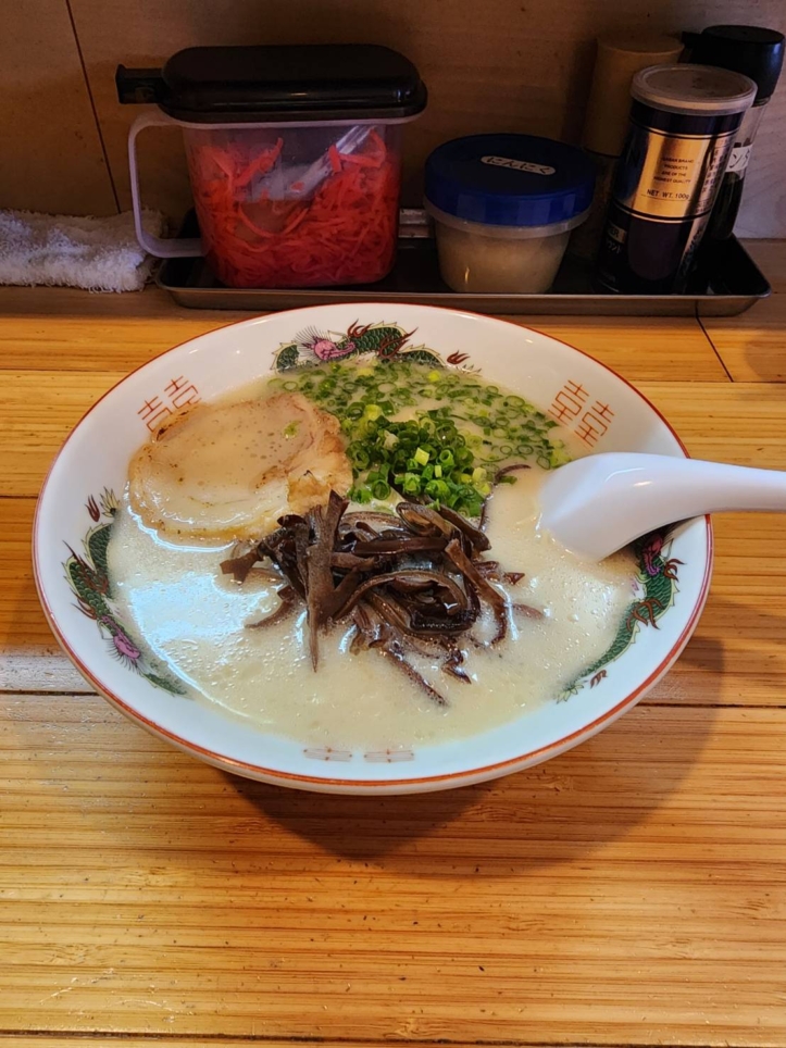 本格的！王道の博多豚骨ラーメン！