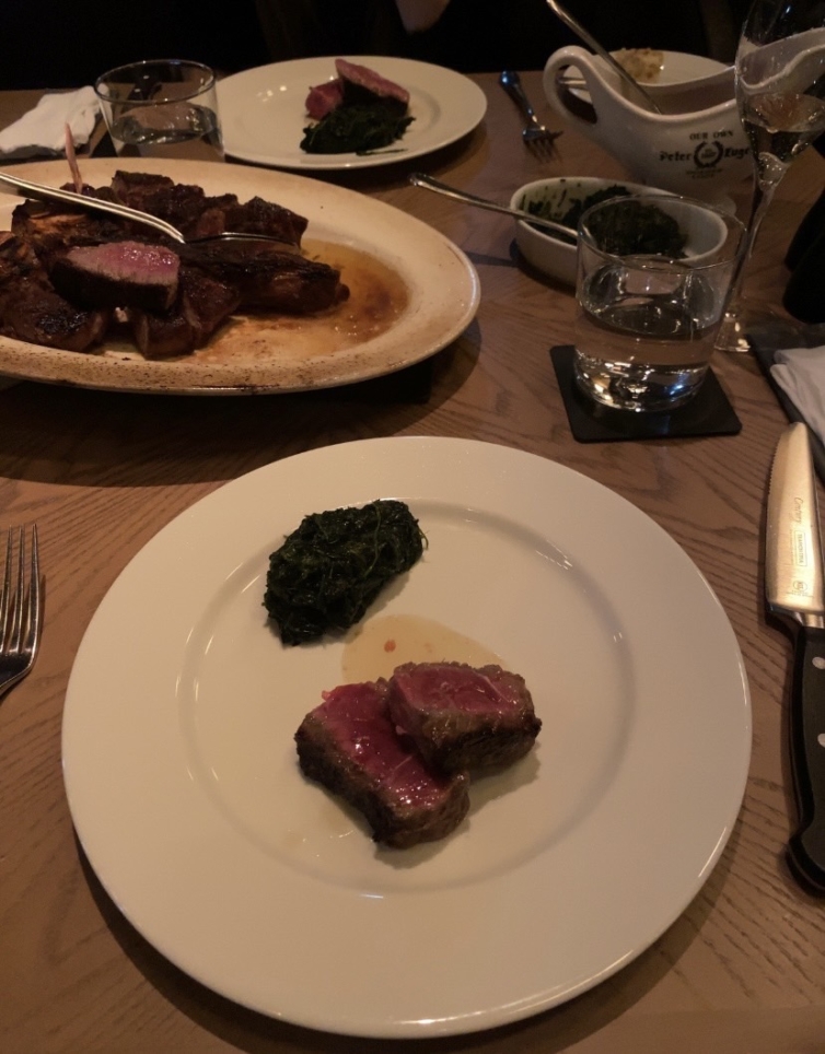 高級感溢れる店内デートにおすすめ！！【Peter Luger Steak House Tokyo】