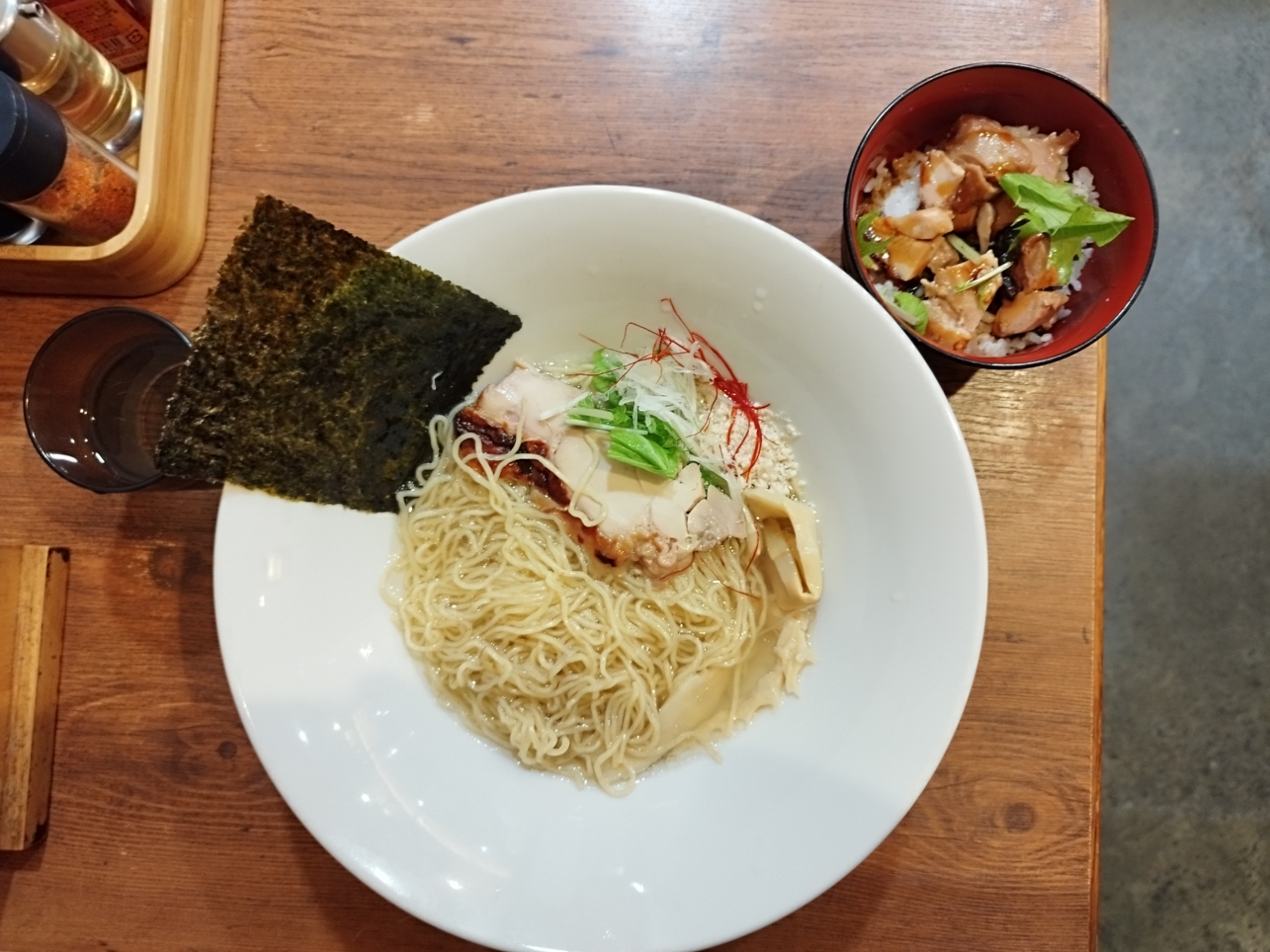 「鶏塩専門」のラーメン