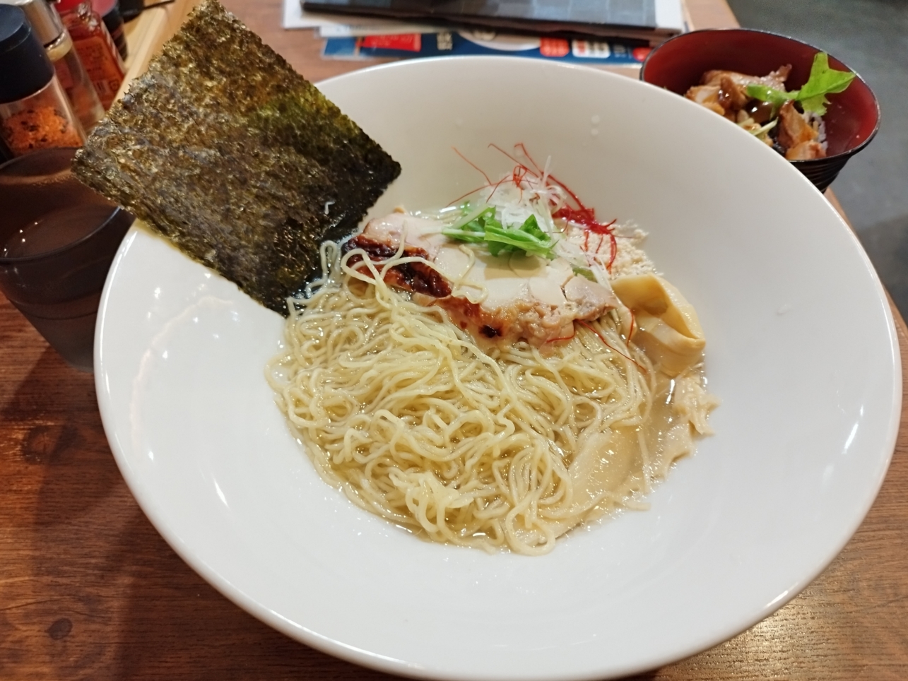 「鶏塩専門」のラーメン