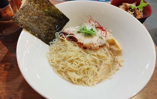 「鶏塩専門」のラーメン