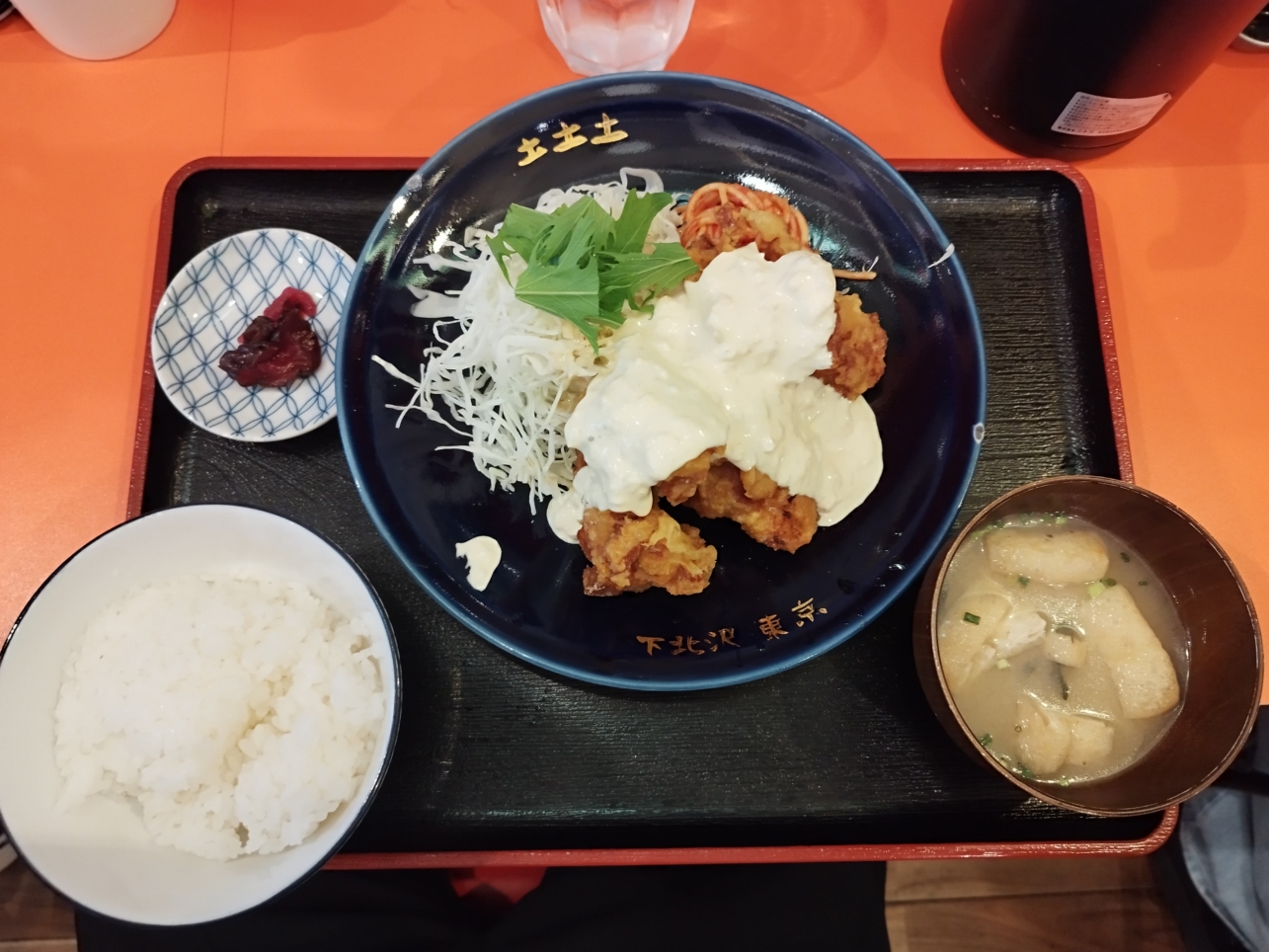 毎日行列の人気な定食屋さん