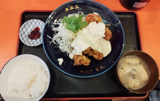 毎日行列の人気な定食屋さん