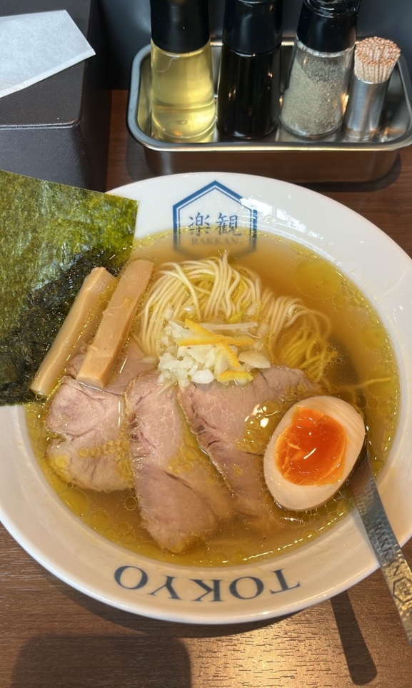 洗練されたバーのようなラーメン屋　楽観