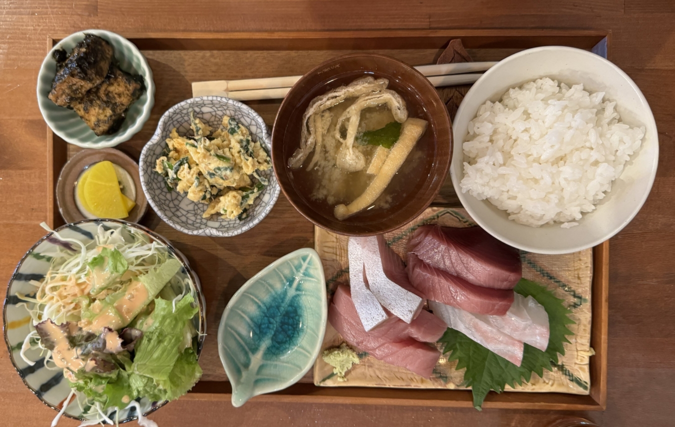 東神奈川・おかずいっぱいのお刺身定食を頂きました