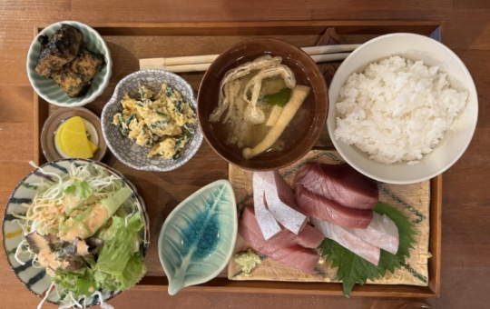 東神奈川・おかずいっぱいのお刺身定食を頂きました